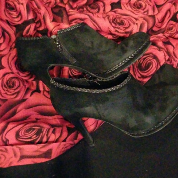 Gorgeous and comfy booties - Picture 7 of 7